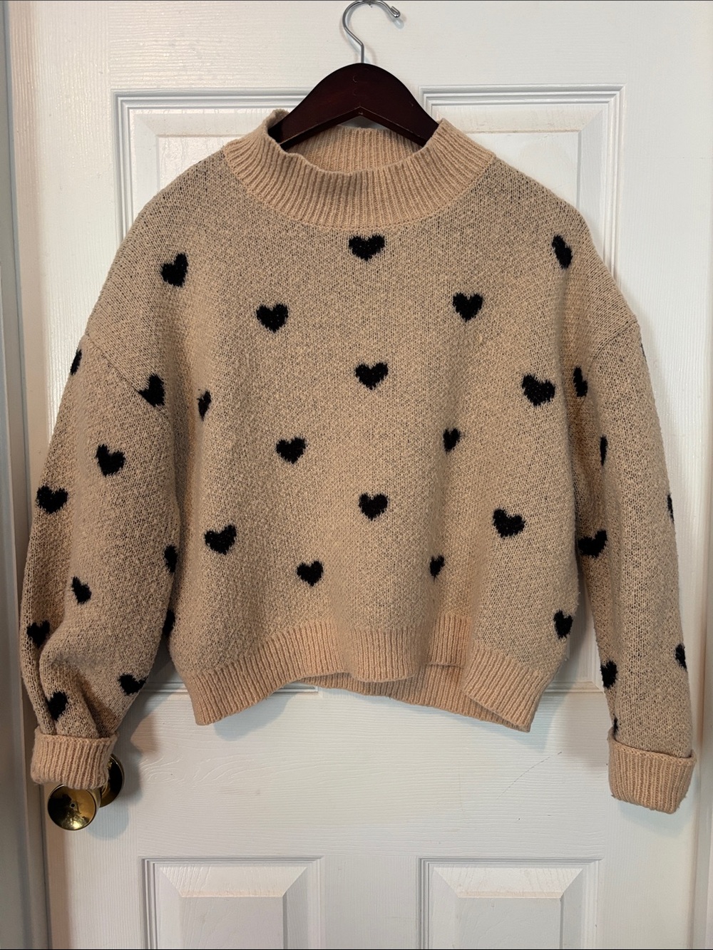 Chic and Stylish Cozy Heart Pattern Sweater - Tan and Black 🖤